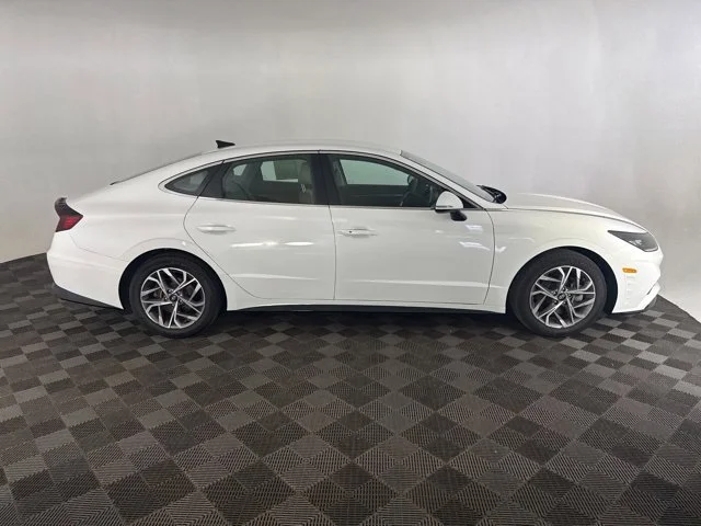 Used 2023 White Hyundai SEL image 4