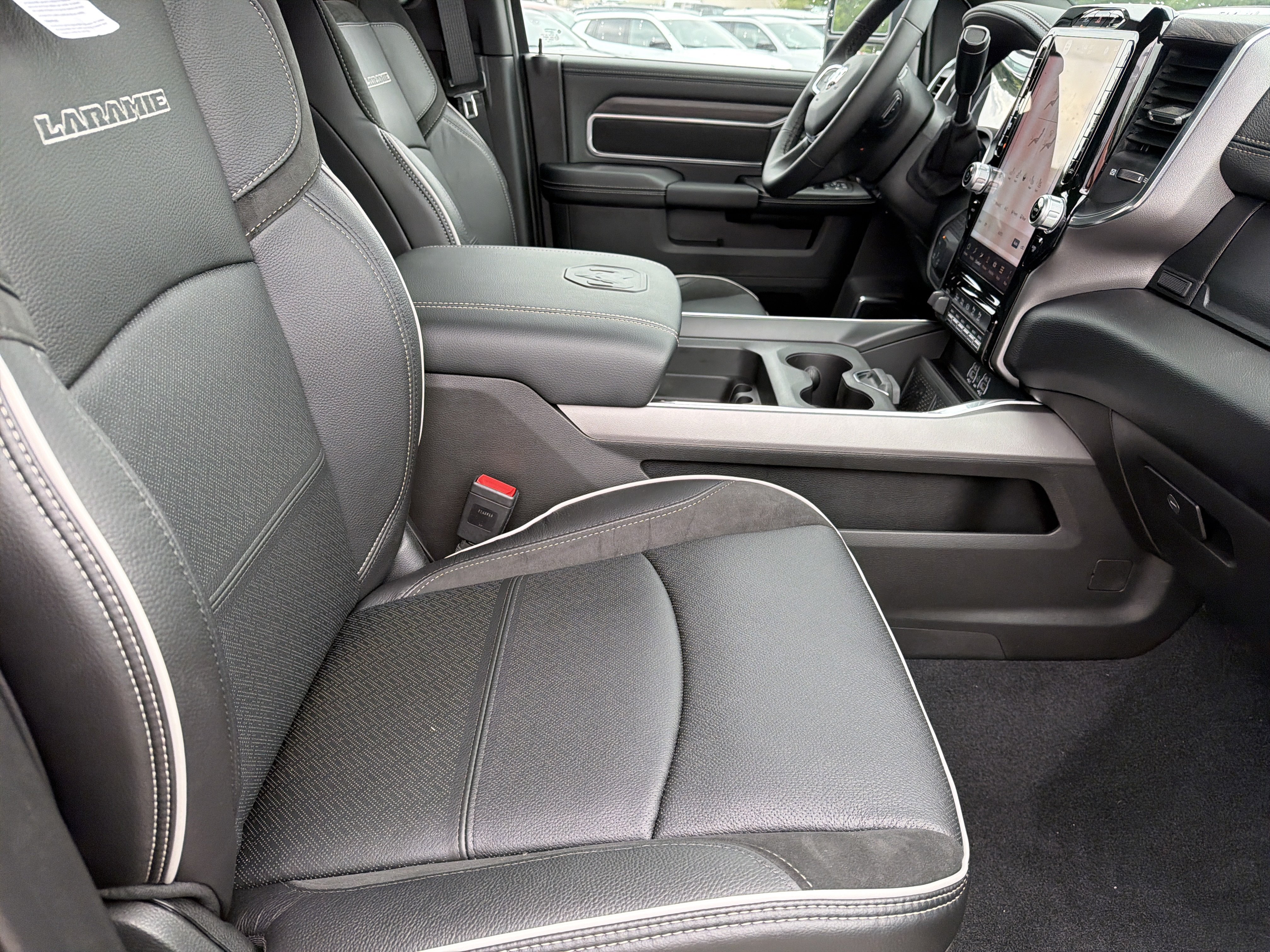 New 2026 Diamond Black Crystal Pearl-Coat Exterior Paint RAM Laramie image 14