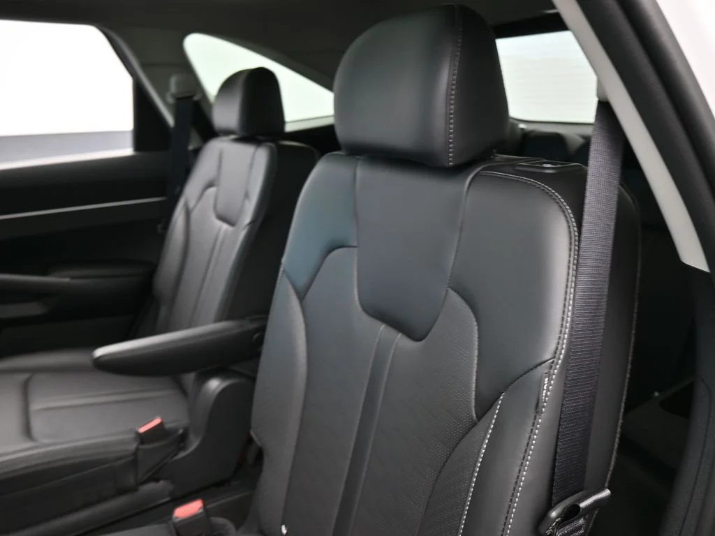 Used 2025 Glacial White Pearl Kia EX image 33