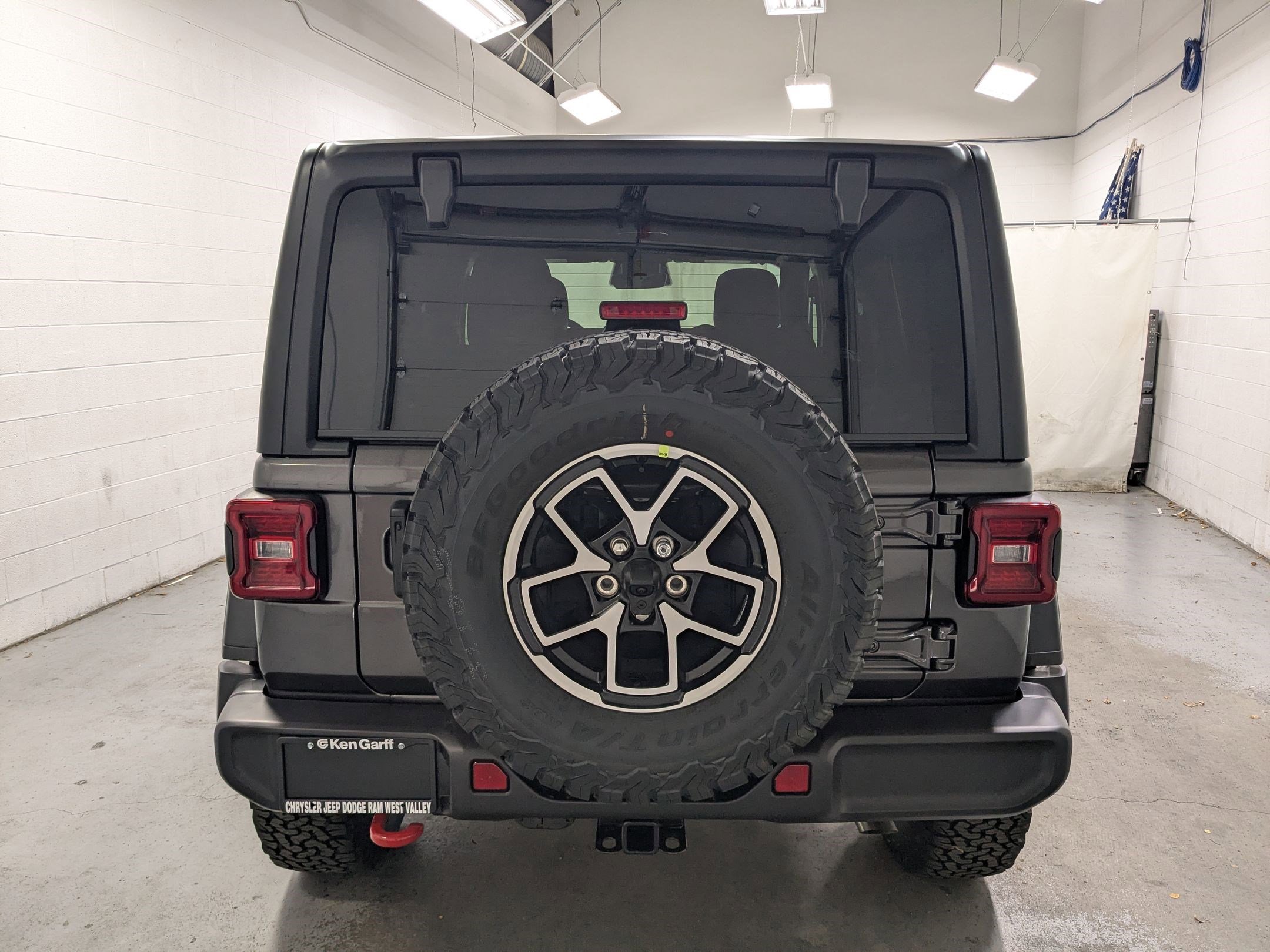 New 2026 Granite Crystal Metallic Clear-Coat Exterior Paint Jeep Rubicon image 5