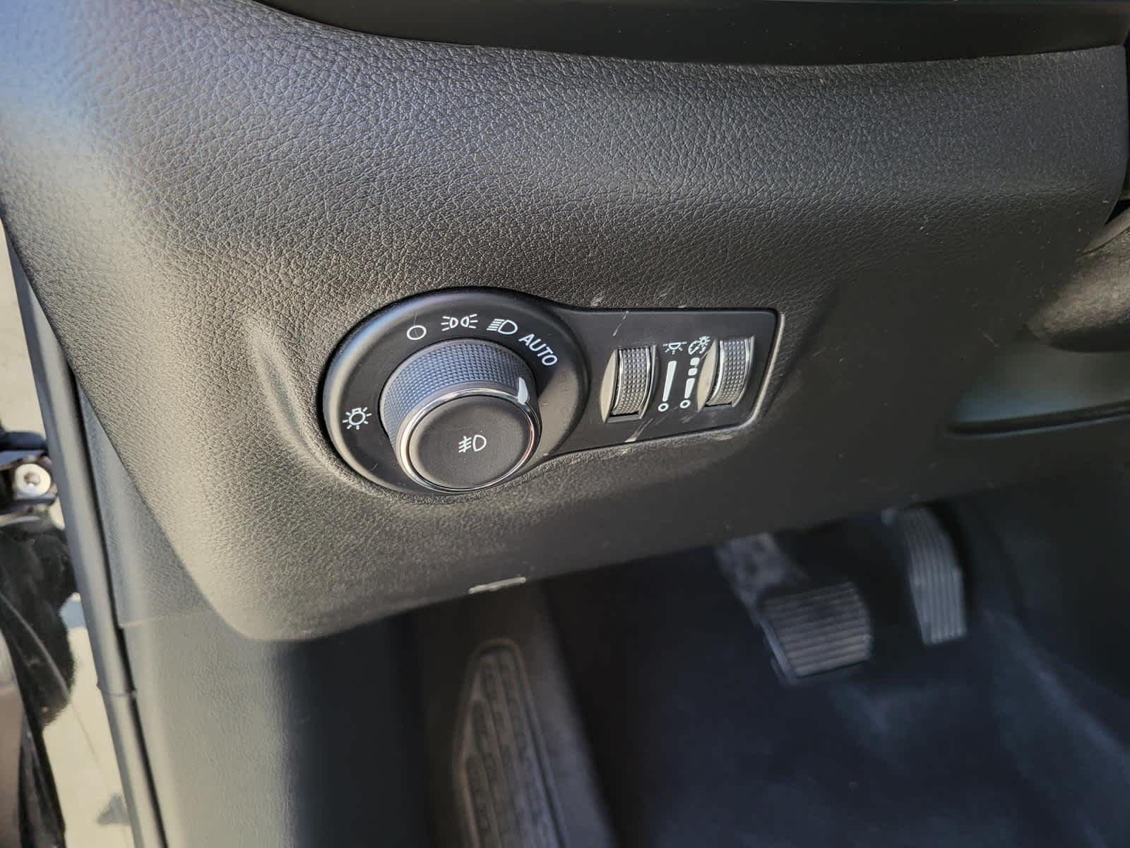 Used 2024 Diamond Black Crystal Pearlcoat Jeep Latitude image 17
