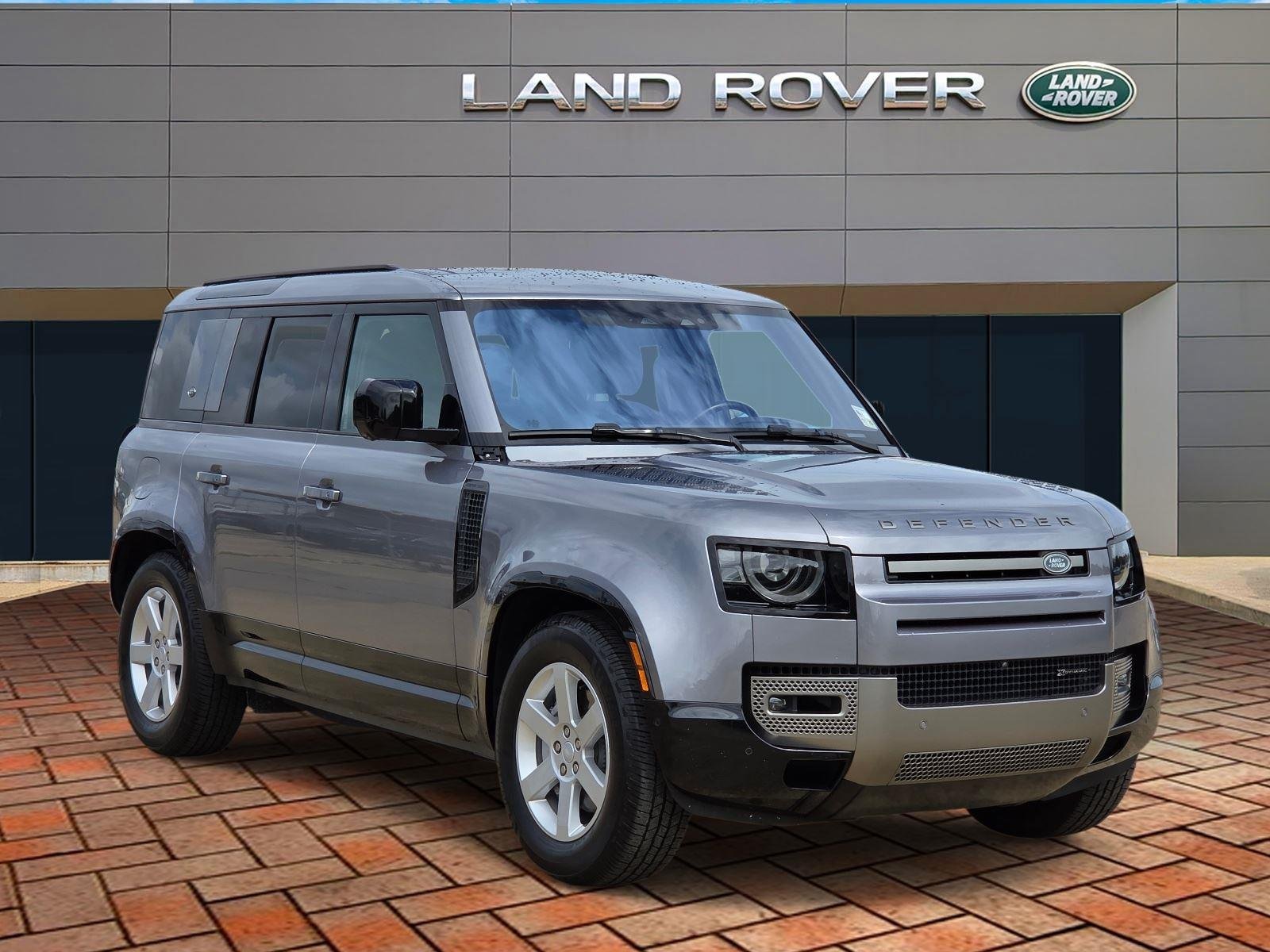 Used 2022 Eiger Grey Metallic Land Rover X-Dynamic SE image 3