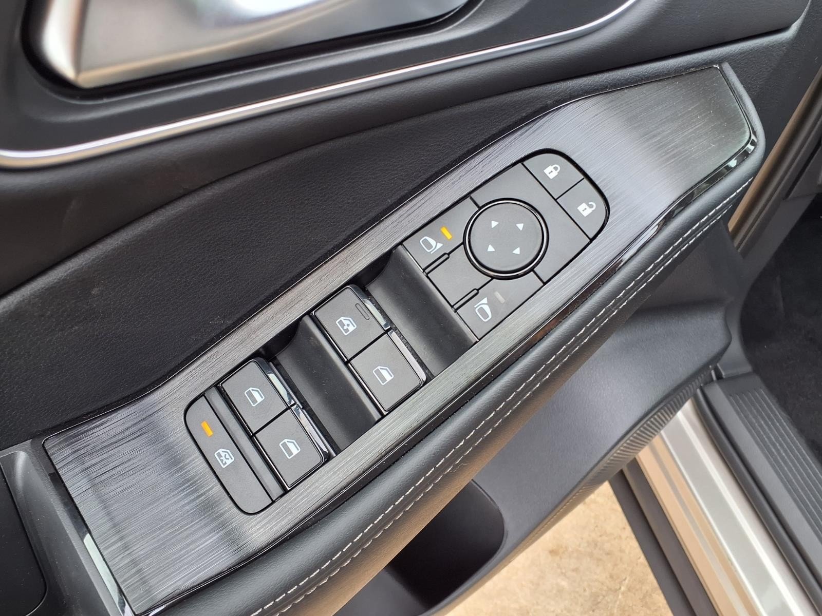 New 2026 Champagne Silver Metallic / Super Black Two-tone Nissan Platinum image 6