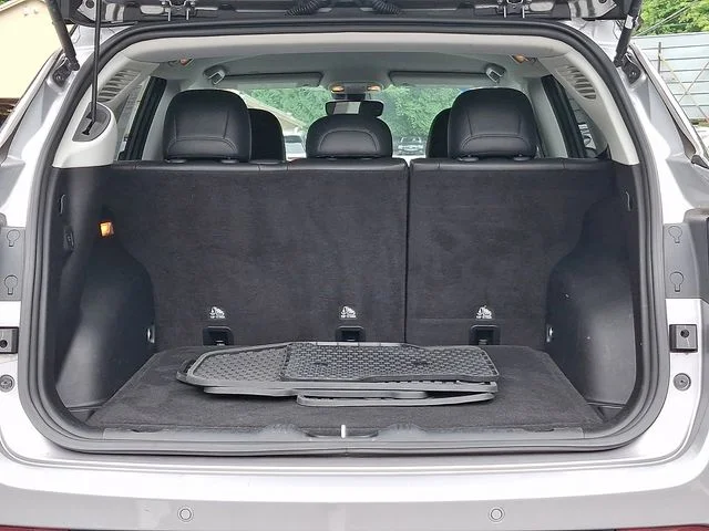 Used 2018 Silver Jeep Latitude image 31