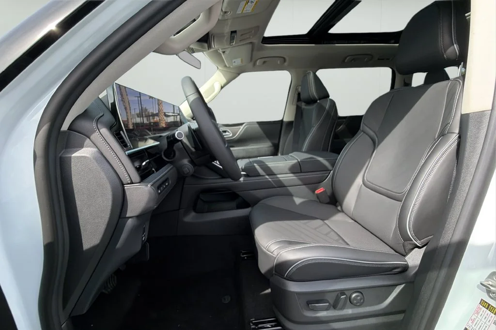 New 2027 RADIANT WHITE INFINITI Luxe 2WD image 17