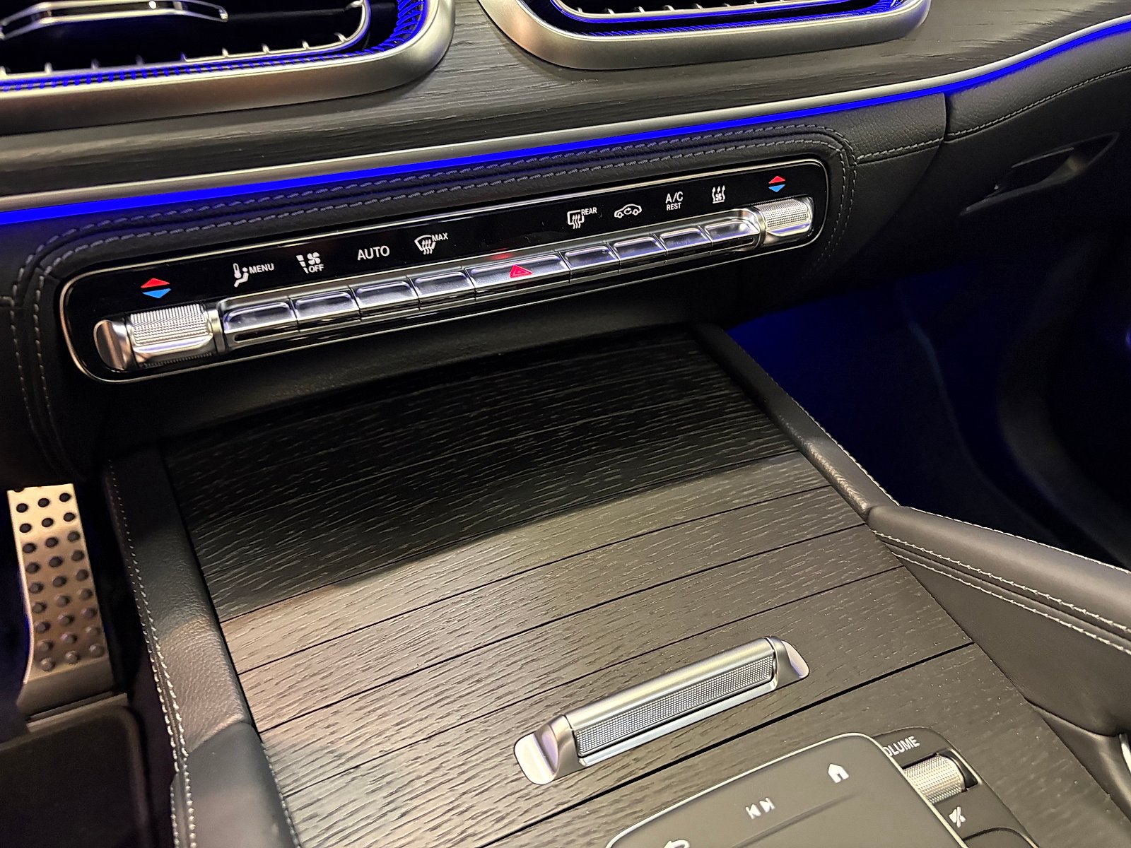 New 2027 MANUFAKTUR Moonlight White Metallic Mercedes-Benz AMG® GLE 53e image 23