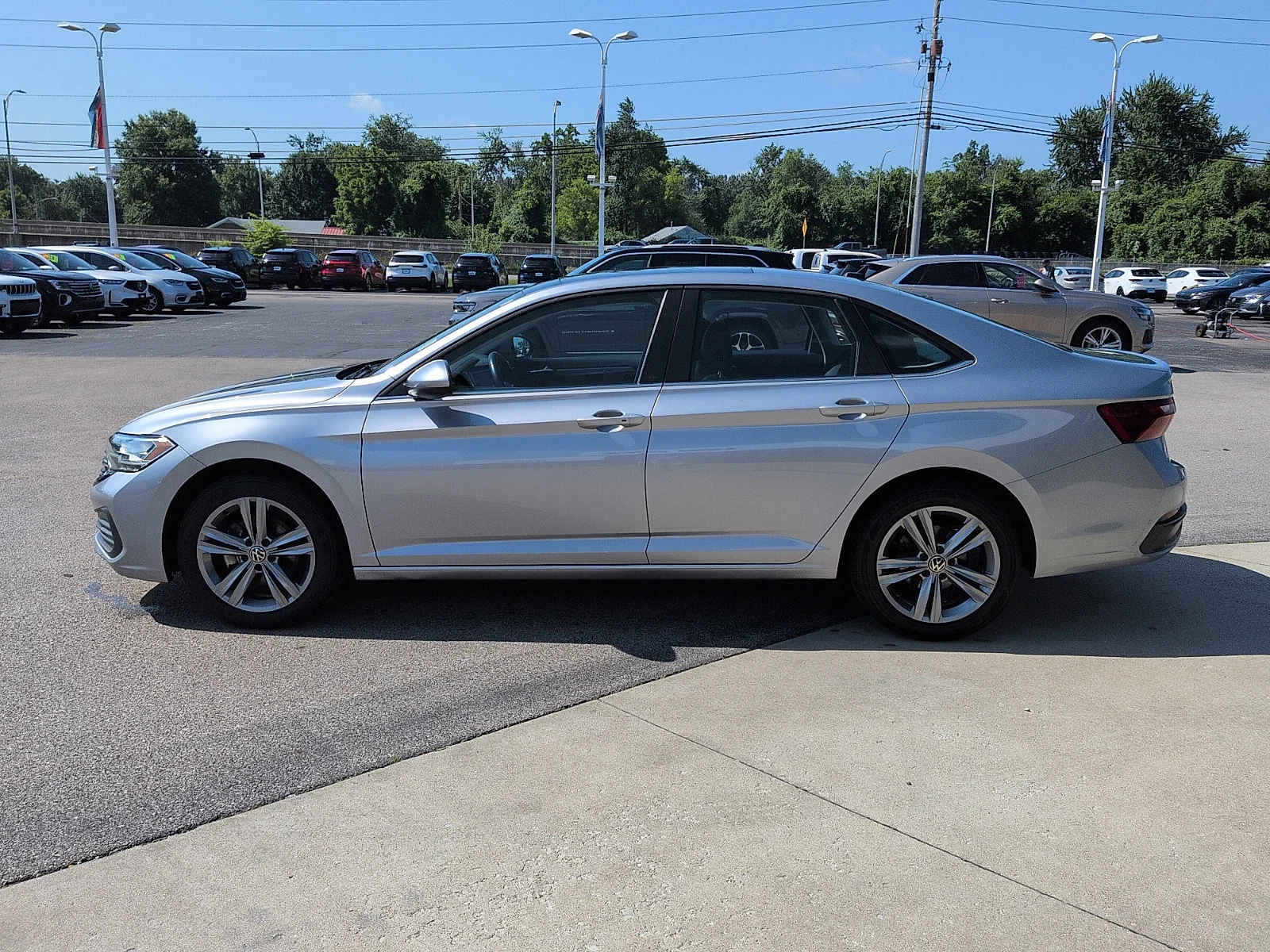 Used 2024 Silver Volkswagen SE image 4