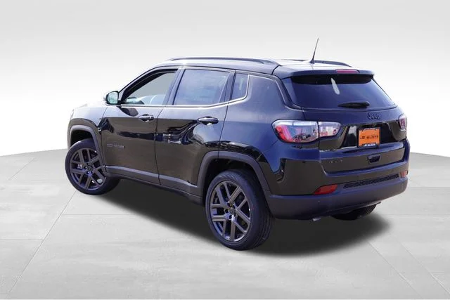 New 2026 Diamond Black Crystal Pearlcoat Jeep Limited image 6