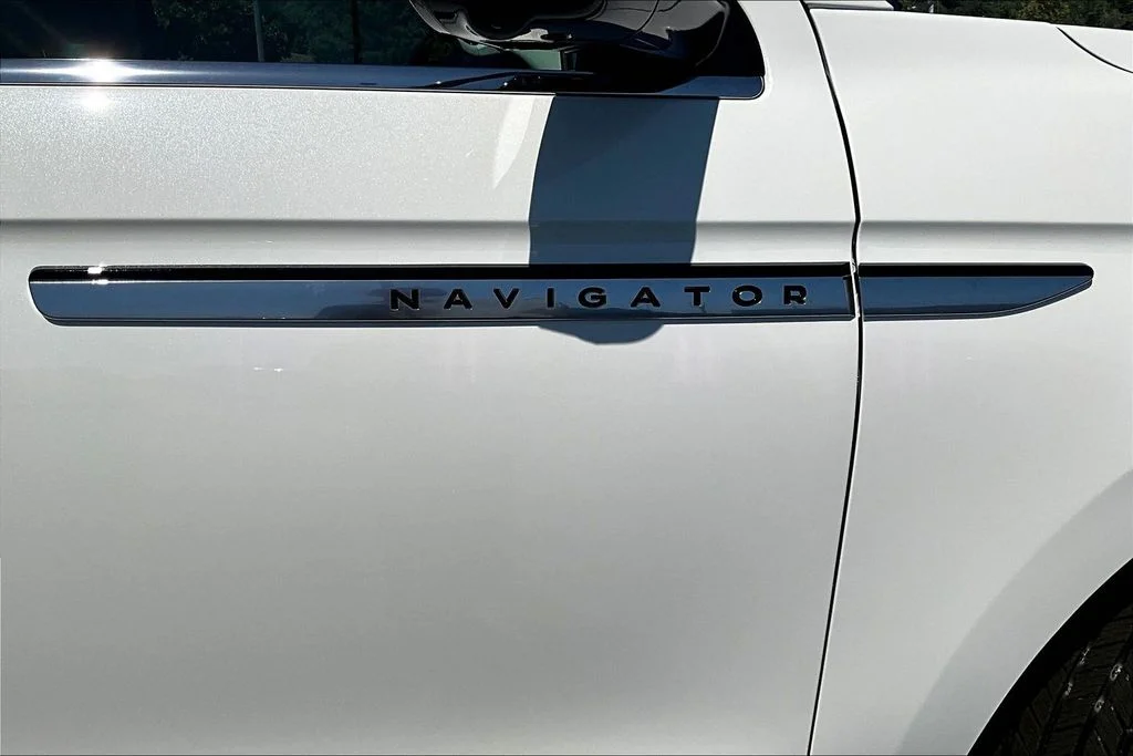 New 2027 Pristine White Metallic Tri-Coat Lincoln Reserve image 9