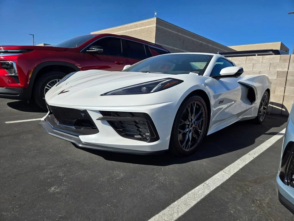 Used 2023 WHITE PEARL METALLIC TRICOAT Chevrolet 3LT image 2