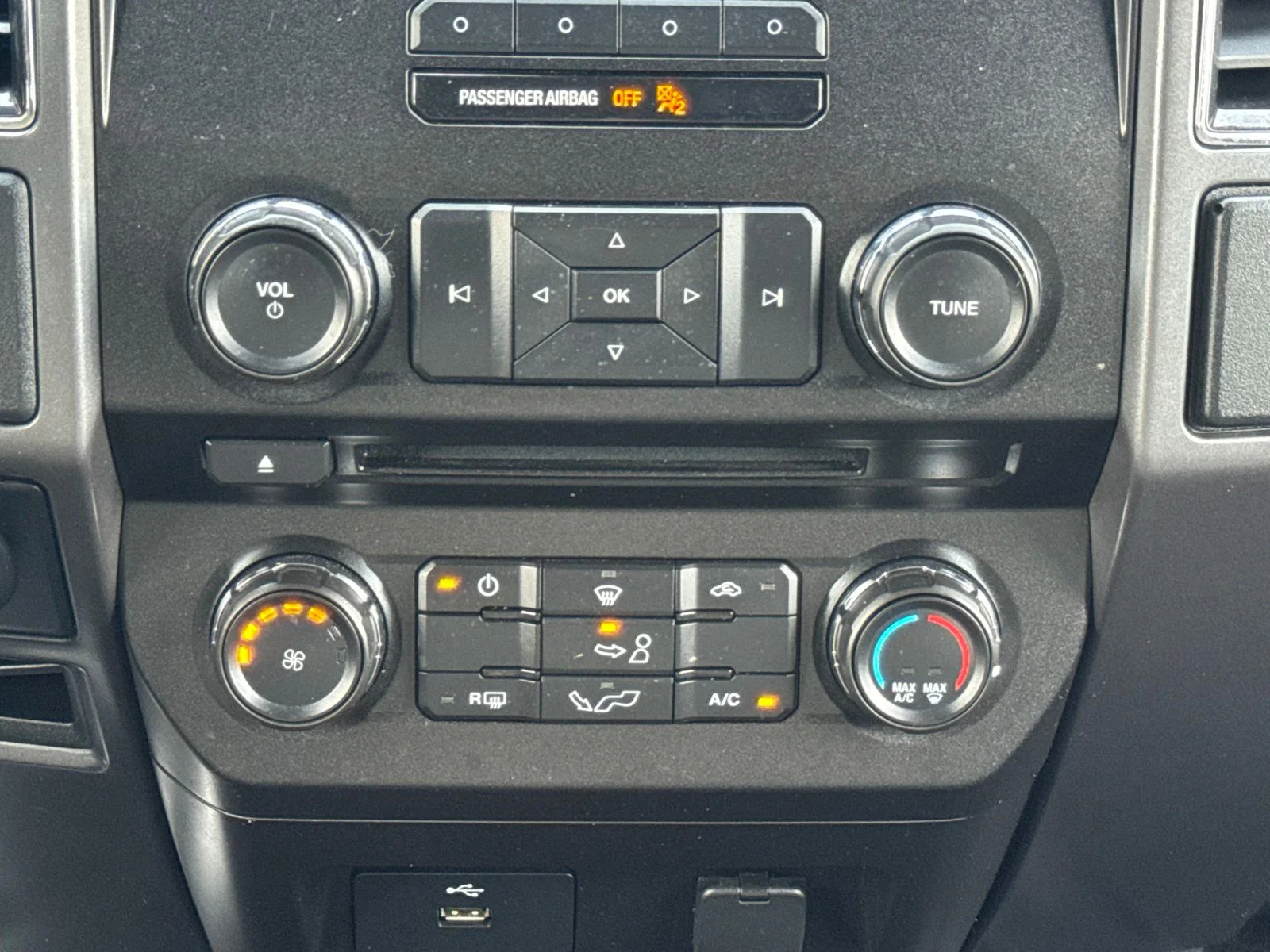Used 2017 Oxford White Ford XLT image 28