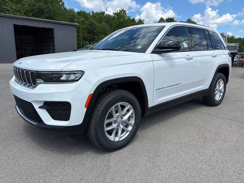New 2026 Bright White Clear-Coat Exterior Paint Jeep Laredo image 7