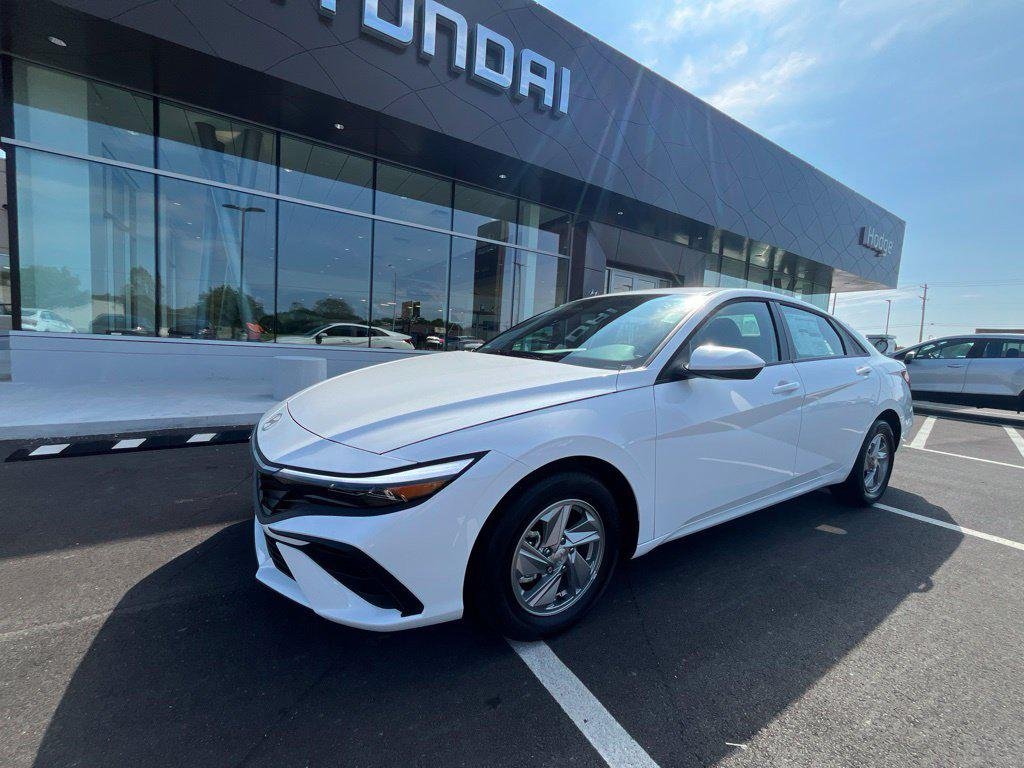 New 2026 White Hyundai SE image 2