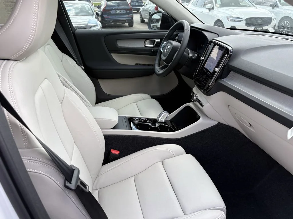 2026 Volvo XC40 Plus - Photo 28