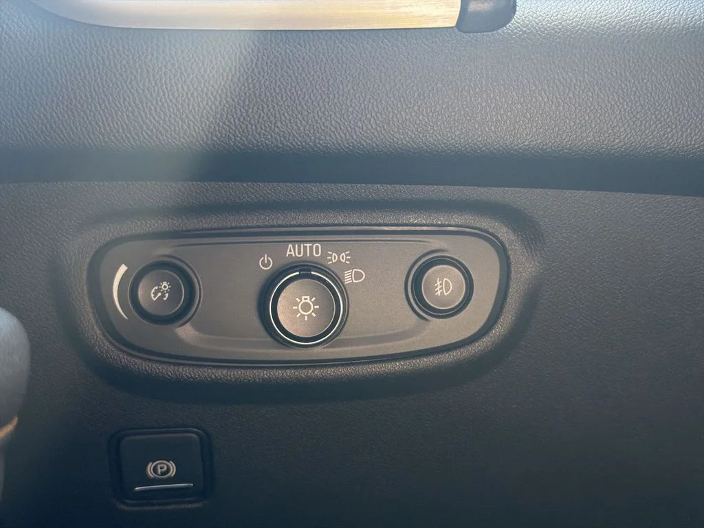Used 2021 Silver GMC SLT image 18