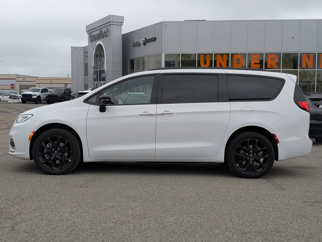 New 2026 White Chrysler Select - - AWD - 3.6L Pentastar V6 - Adaptive Cruise Control - Blind Spot Monitor & More! image 5