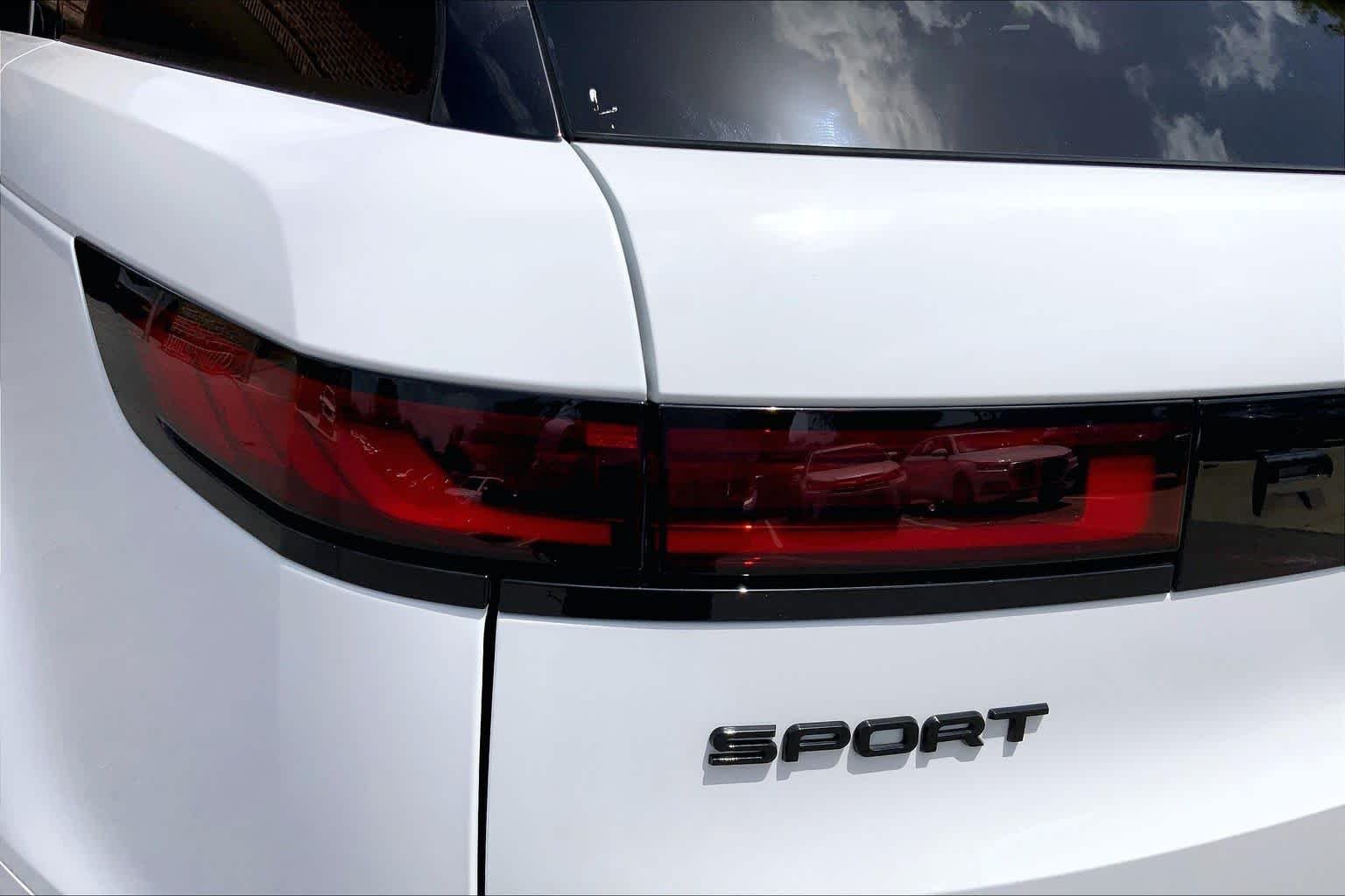 Used 2025 Fuji White Land Rover SE image 29