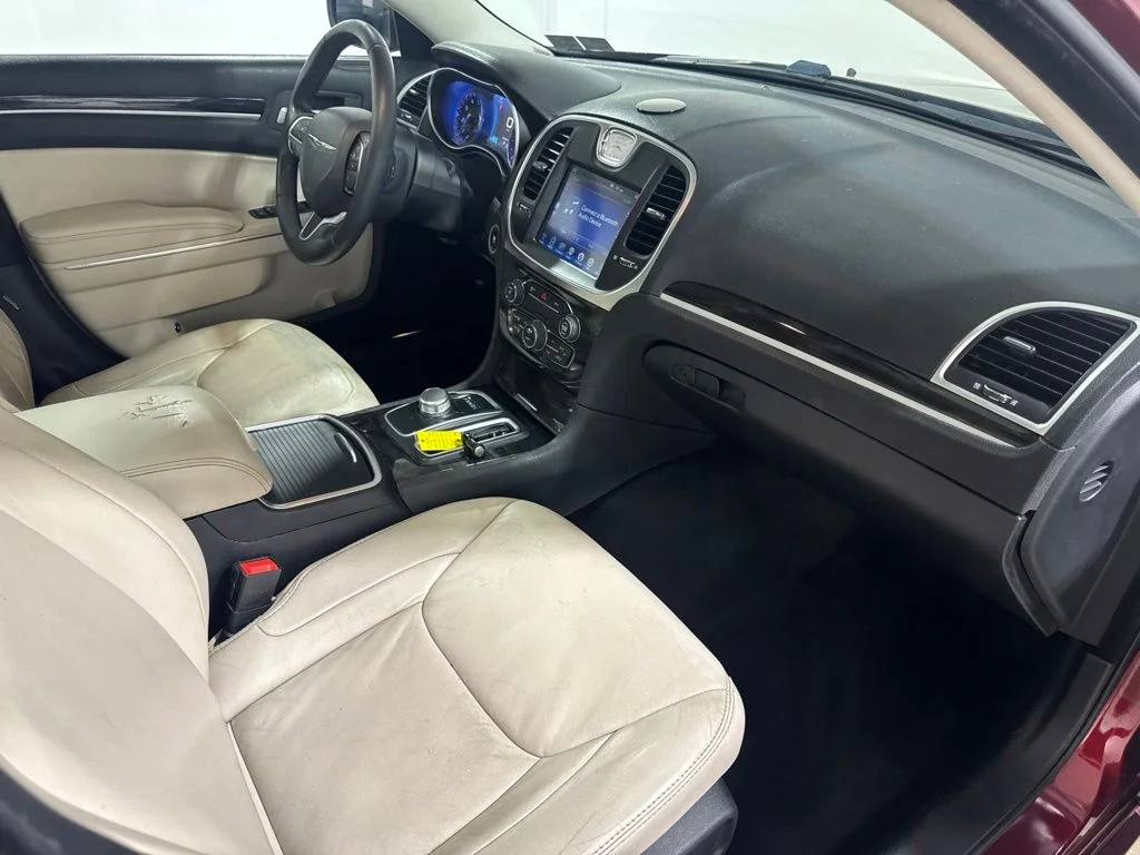 Used 2015 Velvet Chrysler Limited image 27