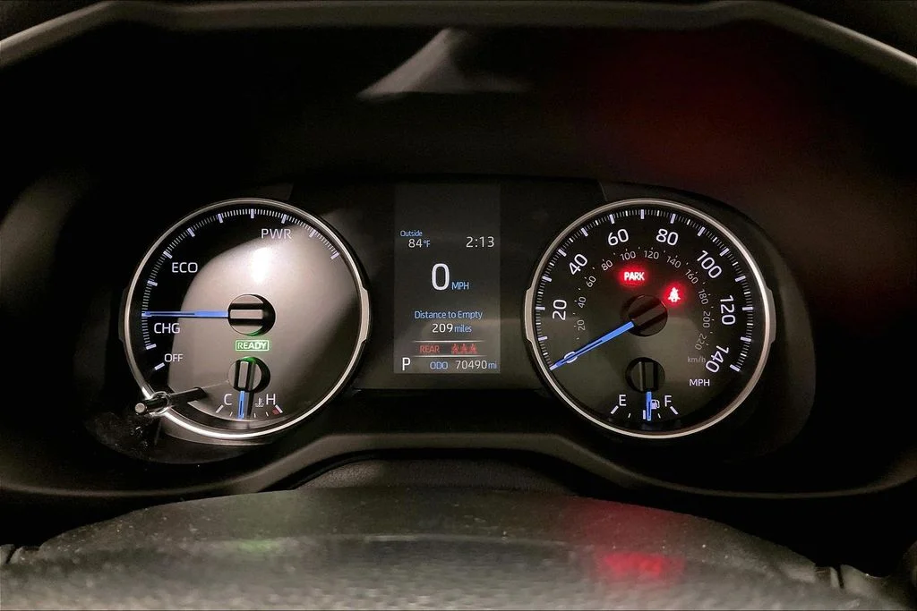Used 2022 Silver Toyota LE image 24