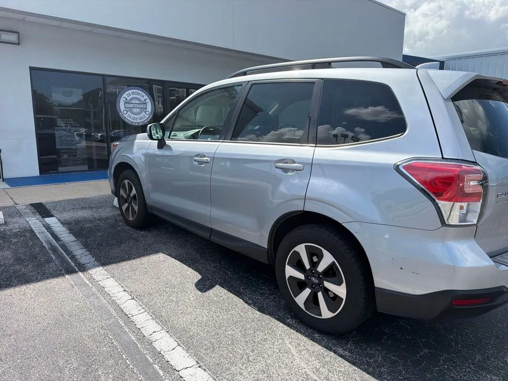 Used 2017 Silver Subaru 2.5i Premium image 8