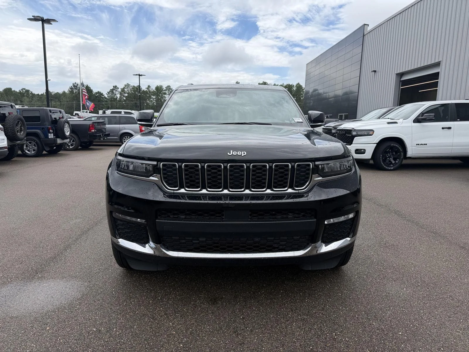 Used 2025 Diamond Black Crystal Pearlcoat Jeep Limited image 2