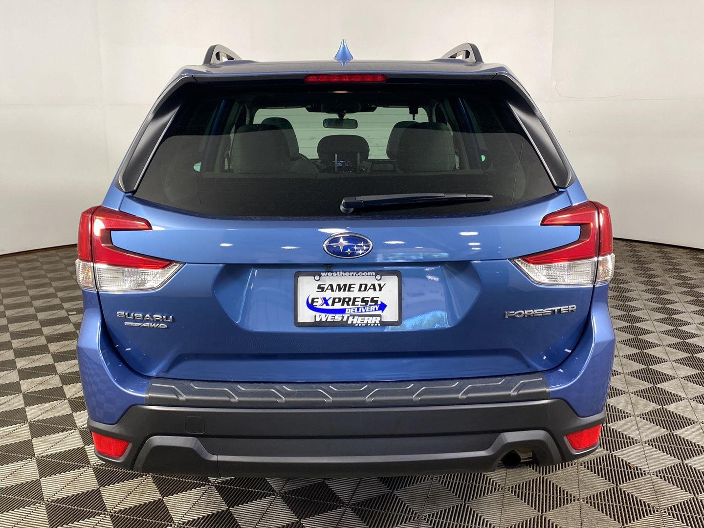 Used 2022 Horizon Blue Pearl Subaru Premium image 6