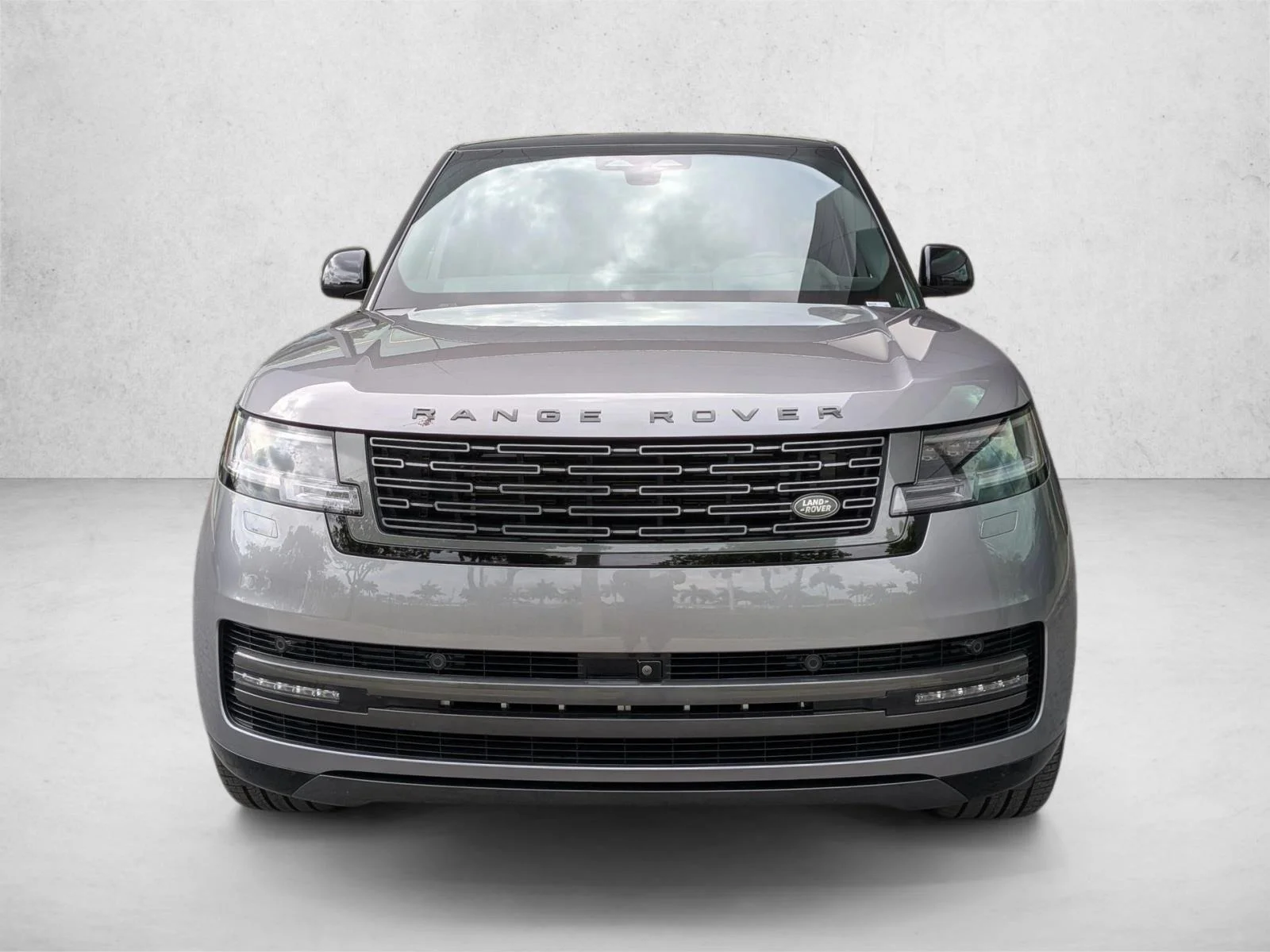 Used 2025 Eiger Grey Metallic Land Rover SE image 2