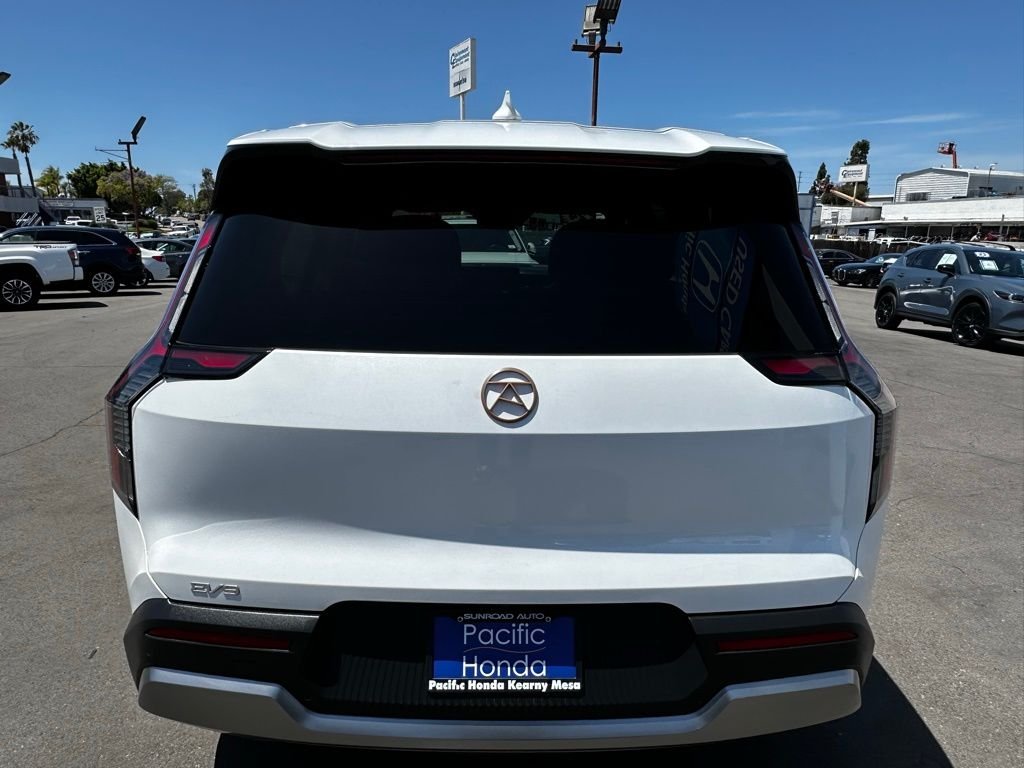 Used 2024 Snow White Pearl Kia Light Long Range image 4