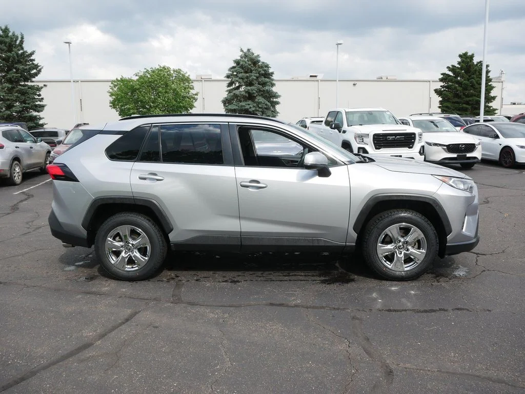 Used 2020 Silver Toyota XLE image 4