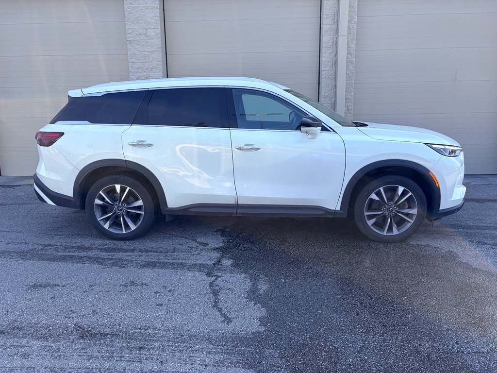 Used 2024 Majestic White INFINITI LUXE image 3