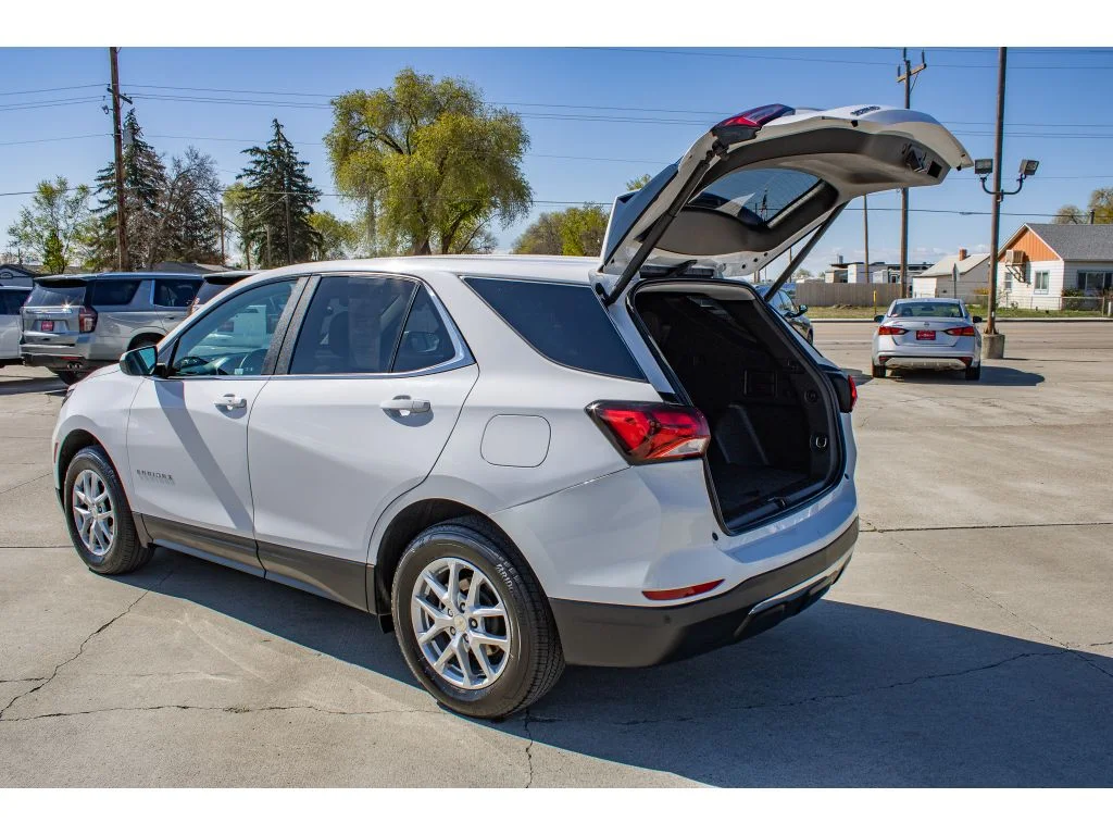 Used 2024 Summit White Chevrolet LT image 9