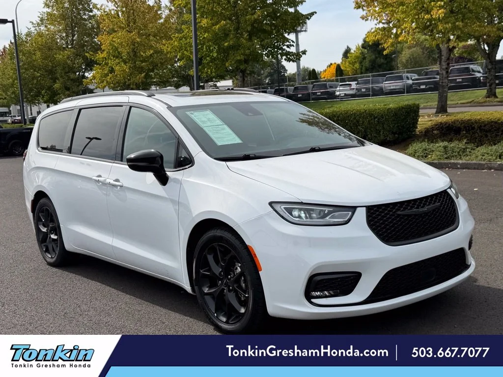 Used 2025 Bright White Clearcoat Chrysler Limited image 1