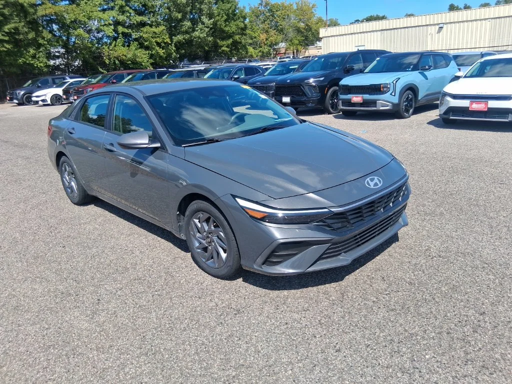 Used 2024 Gray Hyundai SEL image 3