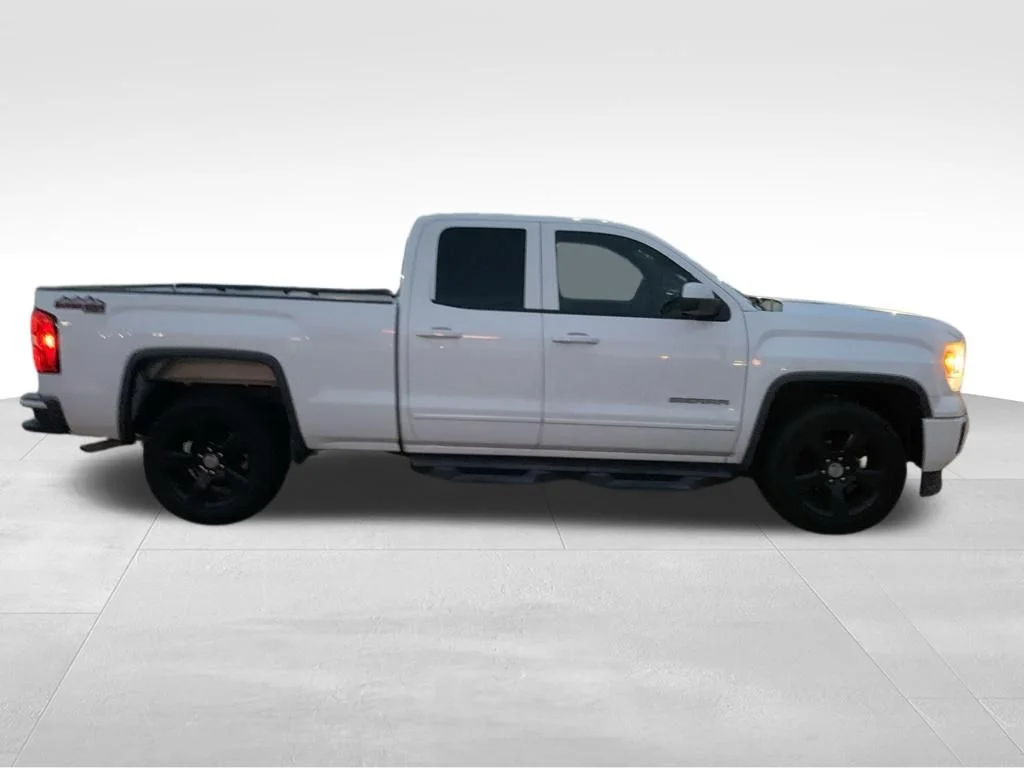 Used 2015 White GMC Base image 11