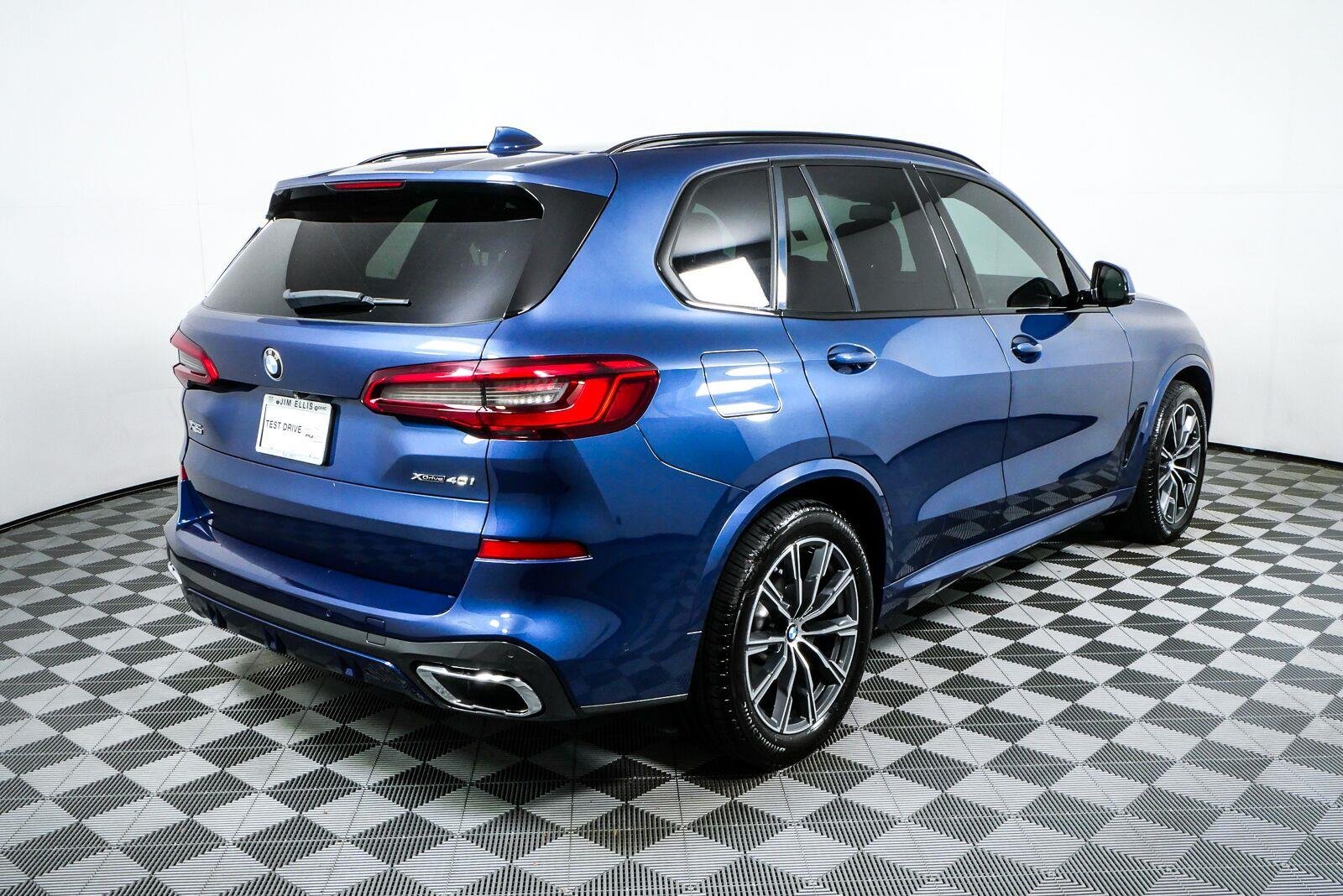 Used 2019 Tanzanite Blue II Metallic BMW xDrive40i image 3