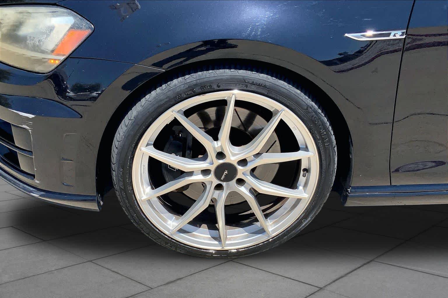 Used 2017 DEEP BLACK PEARL EFFECT Volkswagen  image 10
