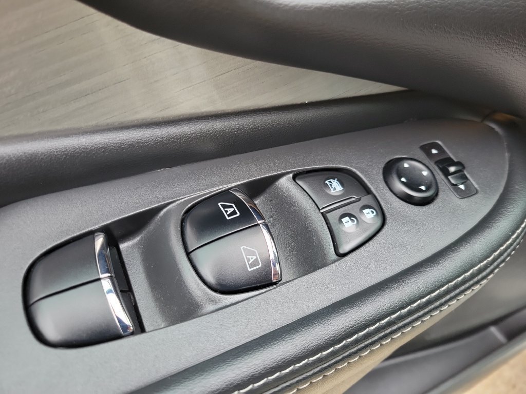 Used 2016 White Nissan S image 18