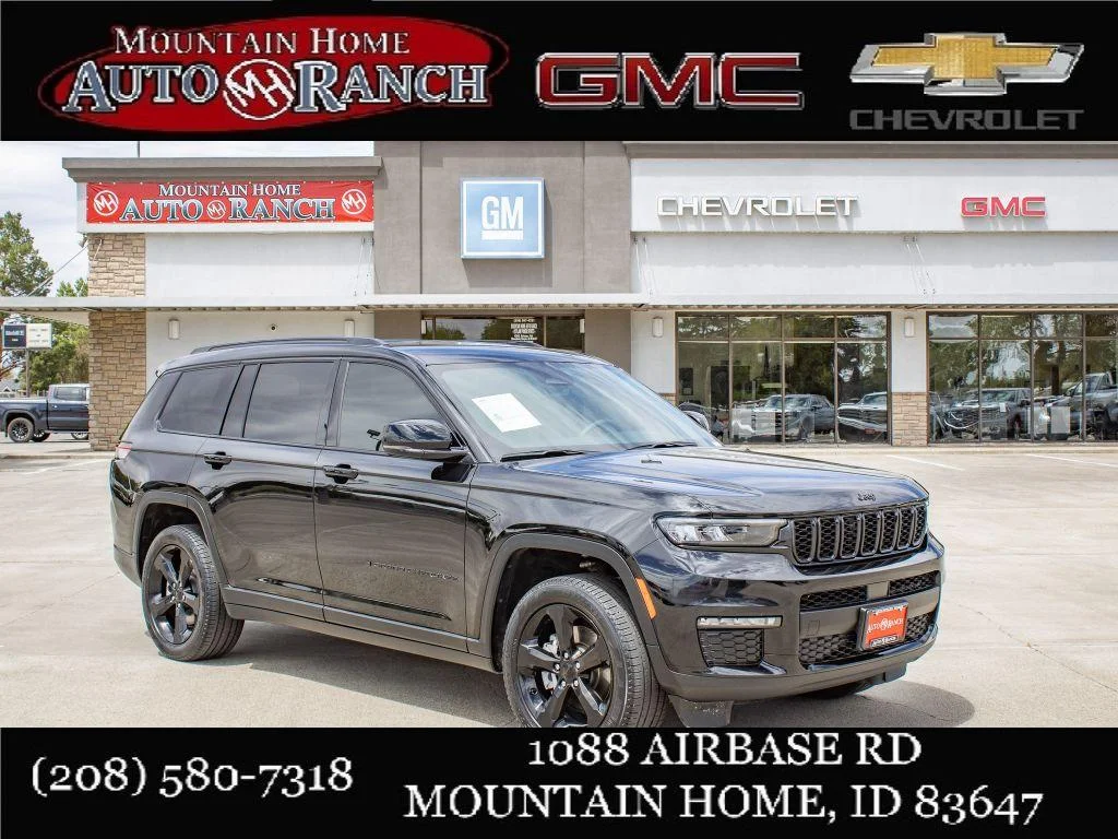 Used 2024 Diamond Black Crystal Pearlcoat Jeep Limited image 1