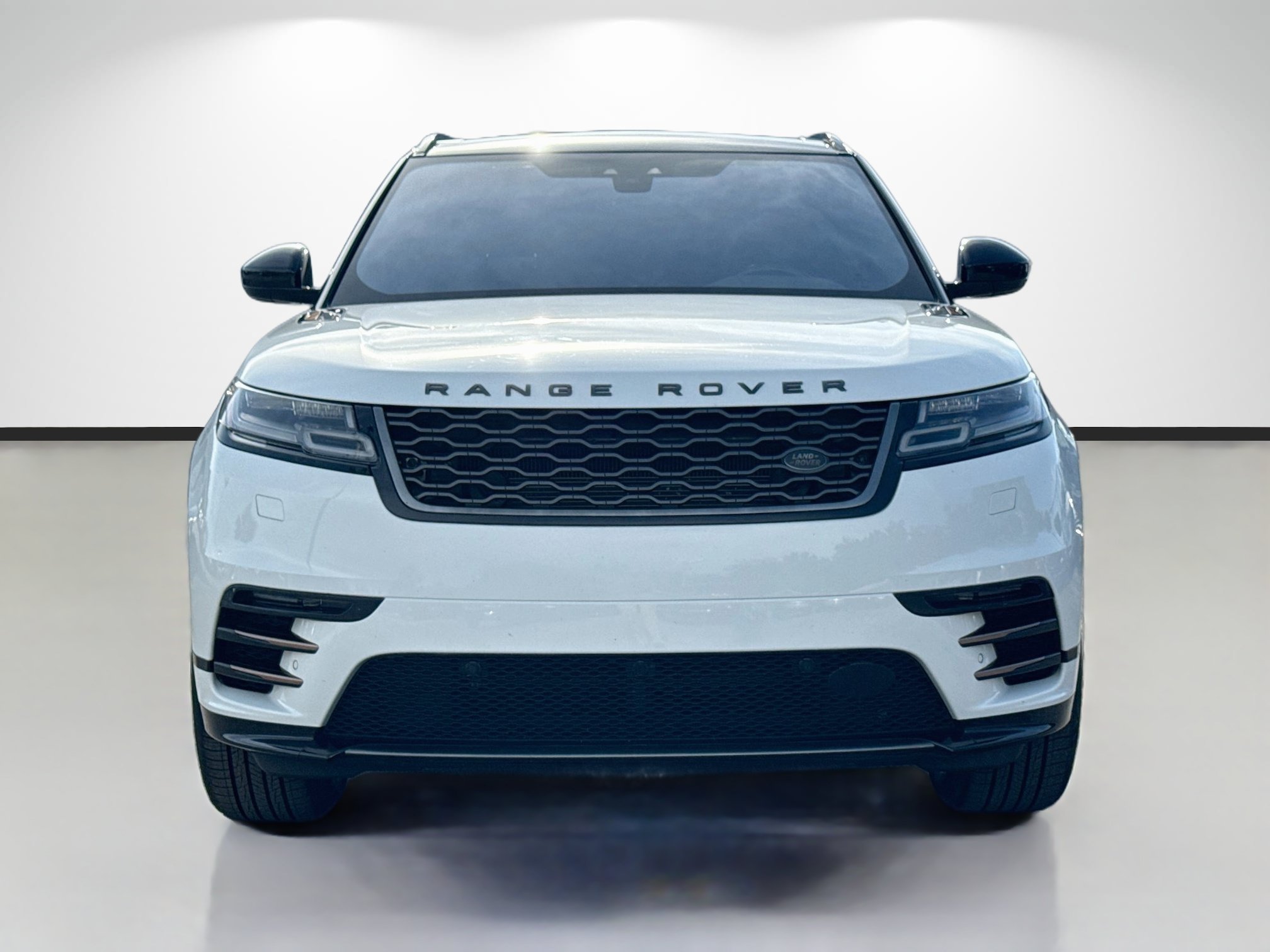 Used 2019 White Land Rover R-Dynamic SE image 8