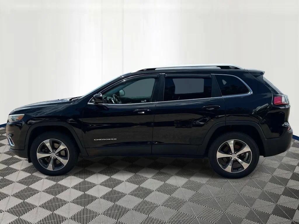 Used 2019 Jeep Cherokee Limited with VIN 1C4PJMDX0KD337807 for sale in Eastpointe, MI