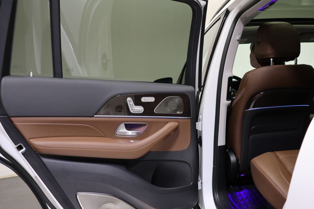 New 2026 MANUFAKTUR Moonlight White Metallic Mercedes-Benz GLS 450 image 41
