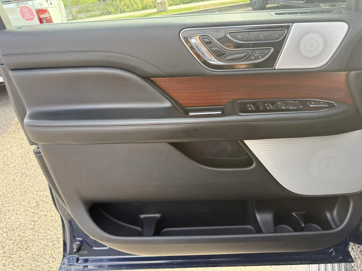 Used 2020 Blue Lincoln Reserve image 12