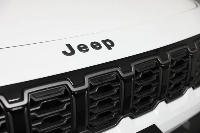 New 2026 Bright White Clear-Coat Exterior Paint Jeep Laredo image 23