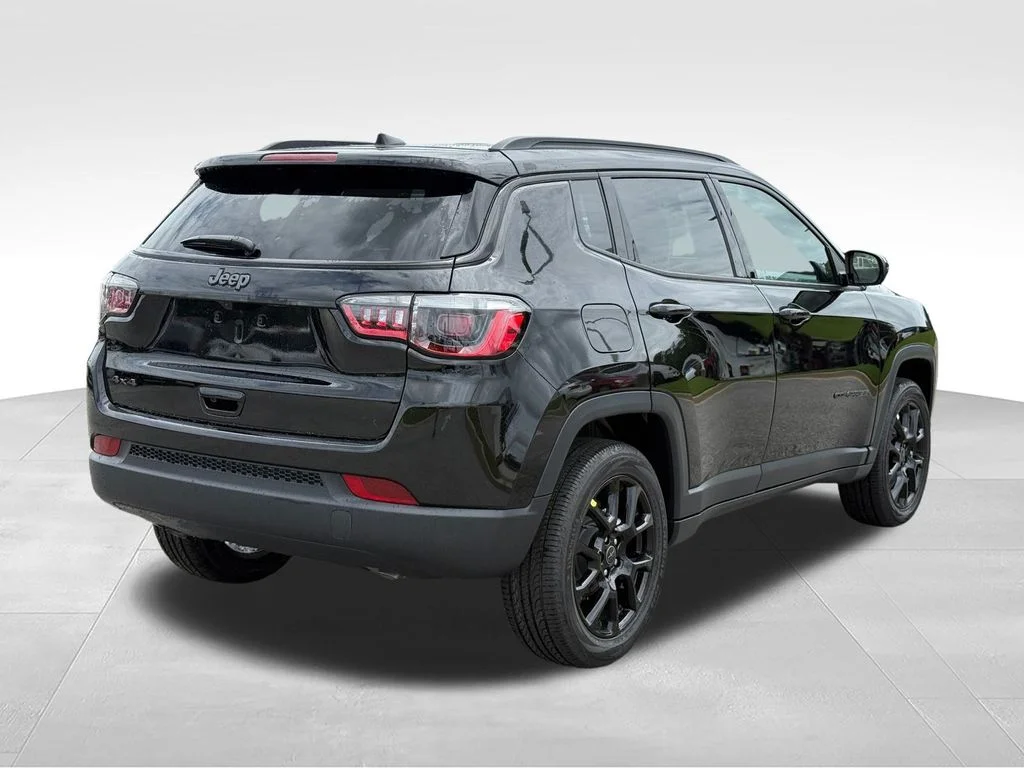 New 2026 Diamond Black Crystal Pearlcoat Jeep Latitude image 27