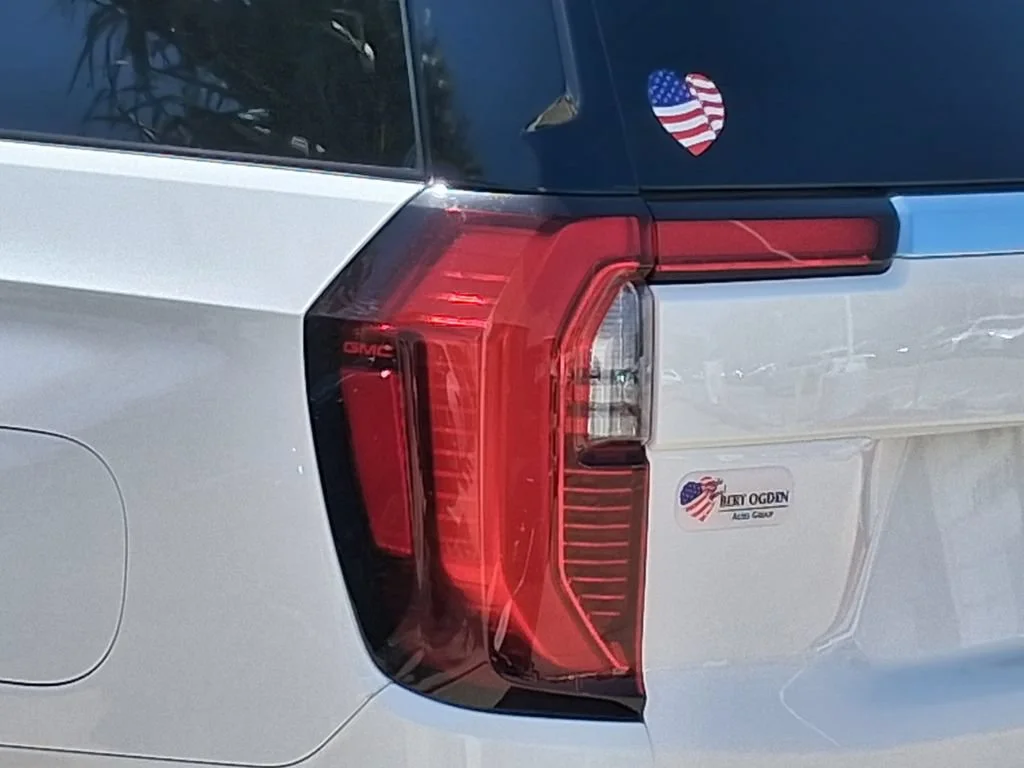 Used 2025 Summit White GMC Elevation image 9