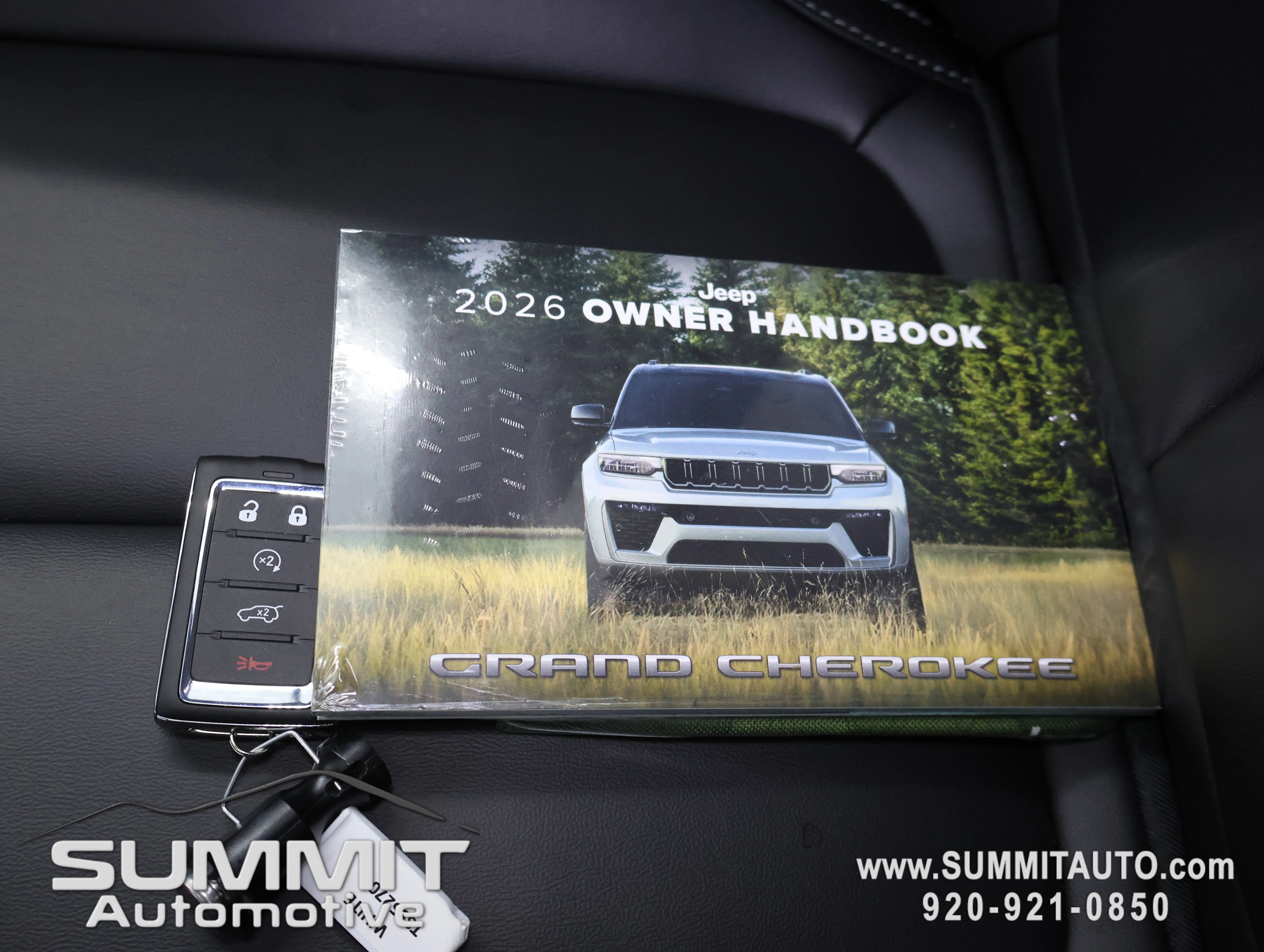 New 2026 Bright White Clear-Coat Exterior Paint Jeep Limited image 68