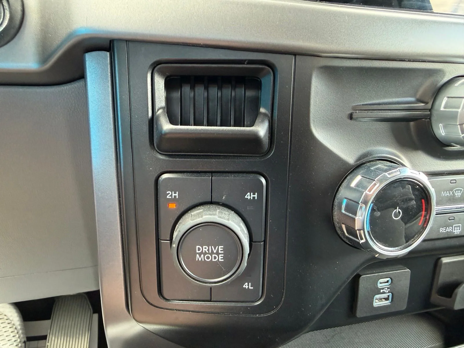 Certified Used 2024 Avalanche Ford XLT image 15