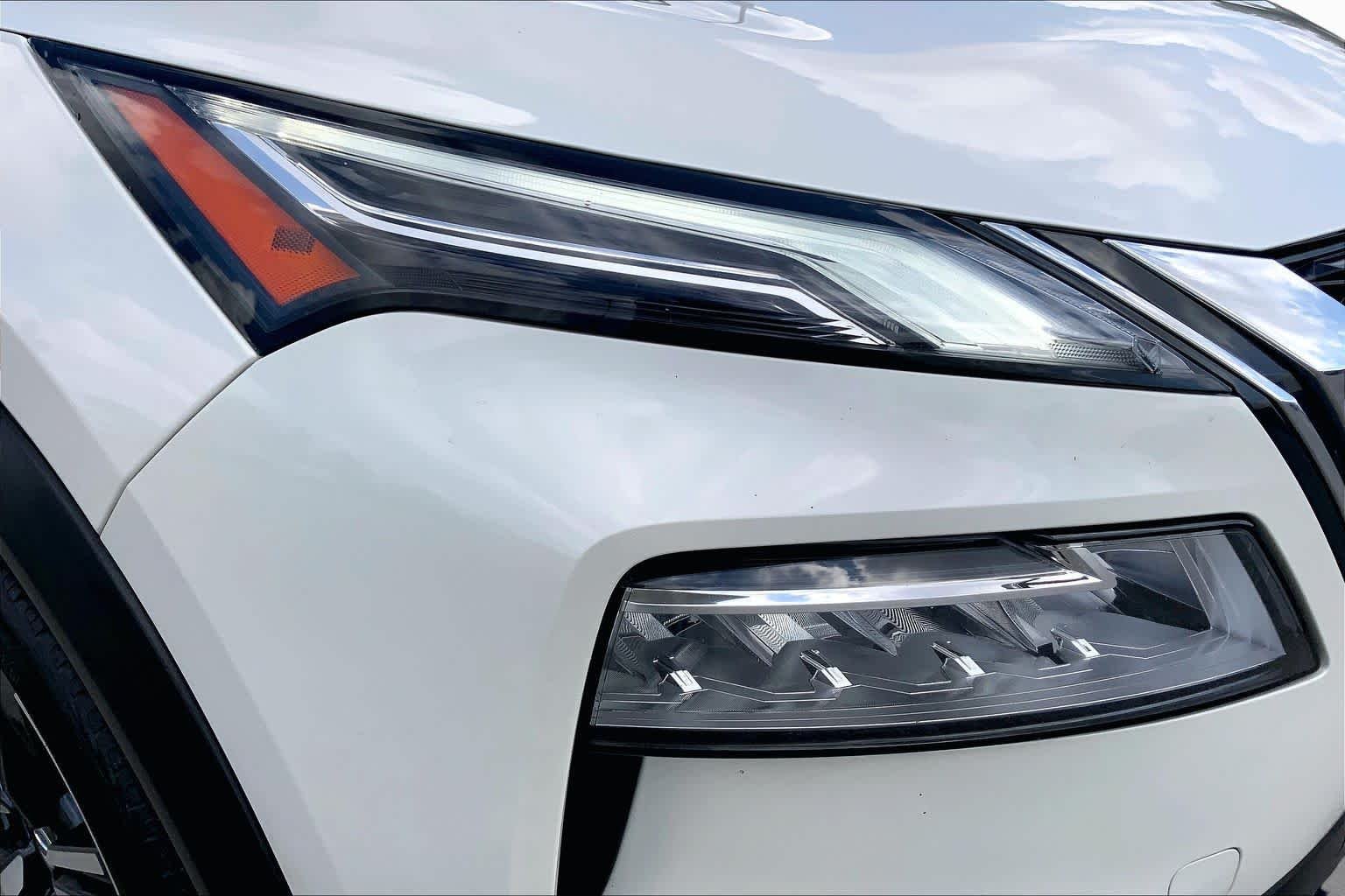 Used 2021 Pearl White Tricoat Nissan Platinum image 27