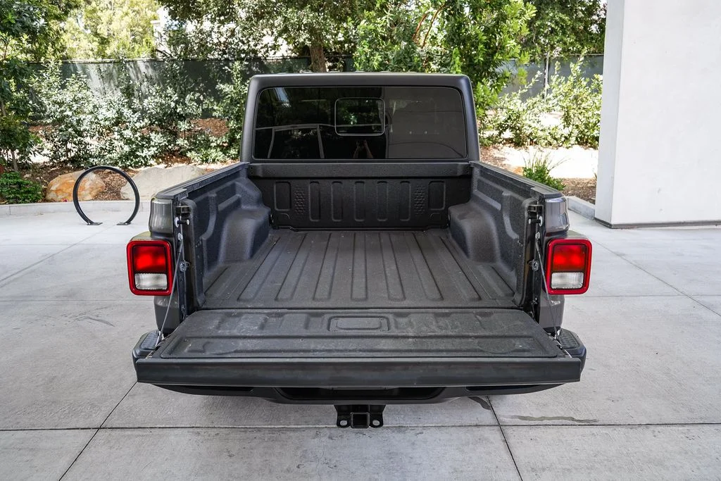 Used 2022 Gray Jeep Altitude image 23