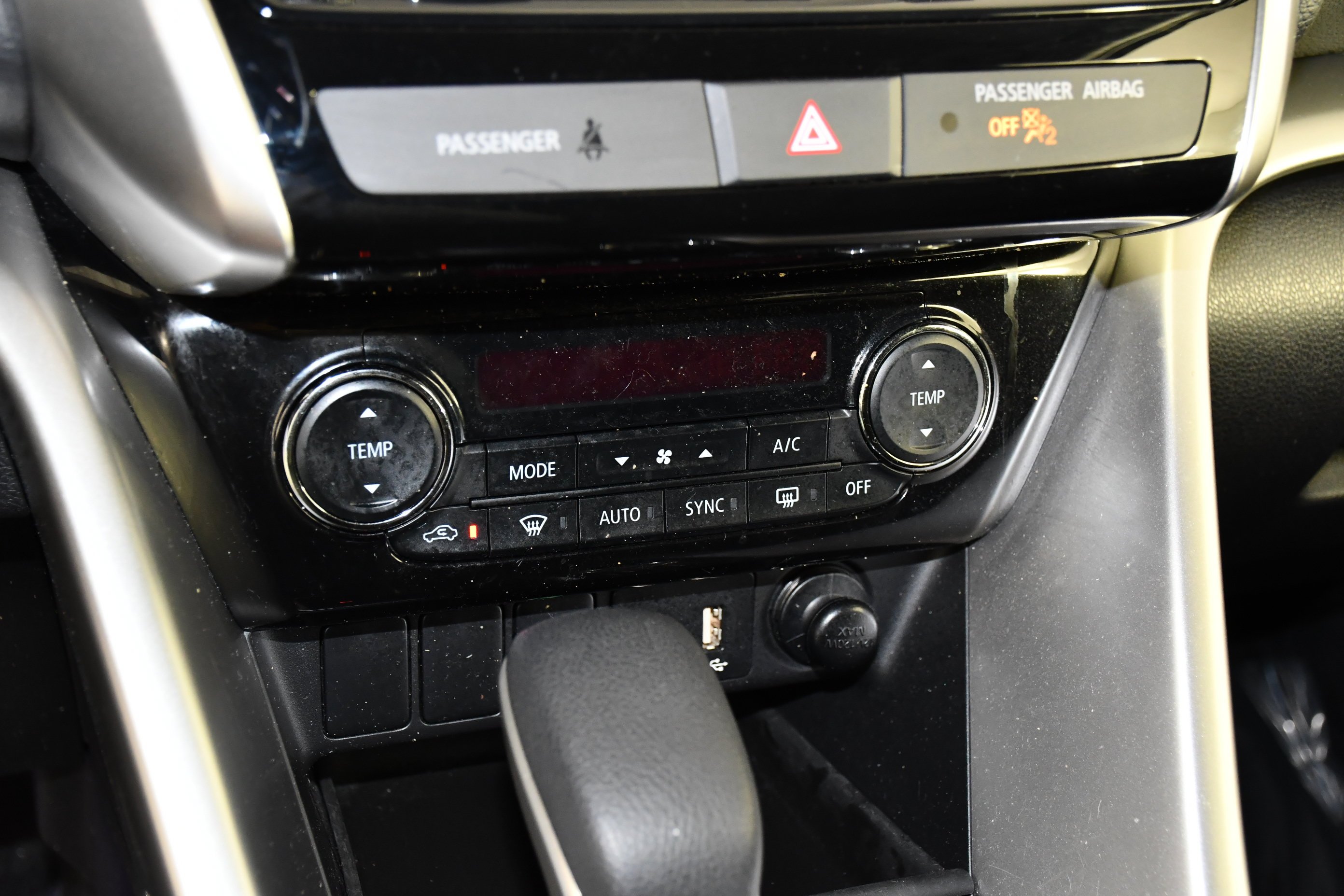 Used 2023 White Diamond Mitsubishi SE image 28